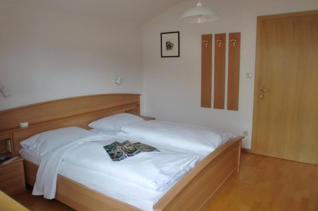 Hotel Viktoria Кастелрото Стая снимка