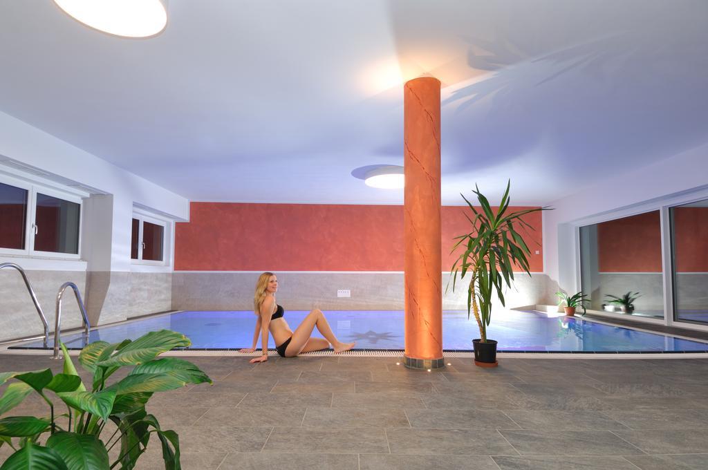 Hotel Viktoria Кастелрото Екстериор снимка