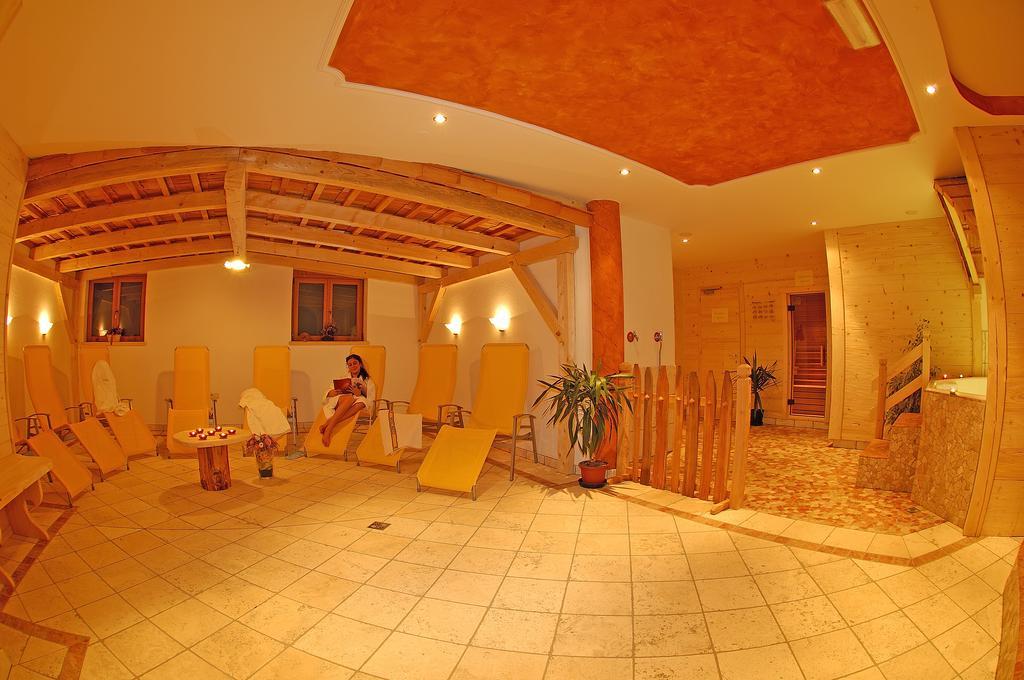 Hotel Viktoria Кастелрото Екстериор снимка