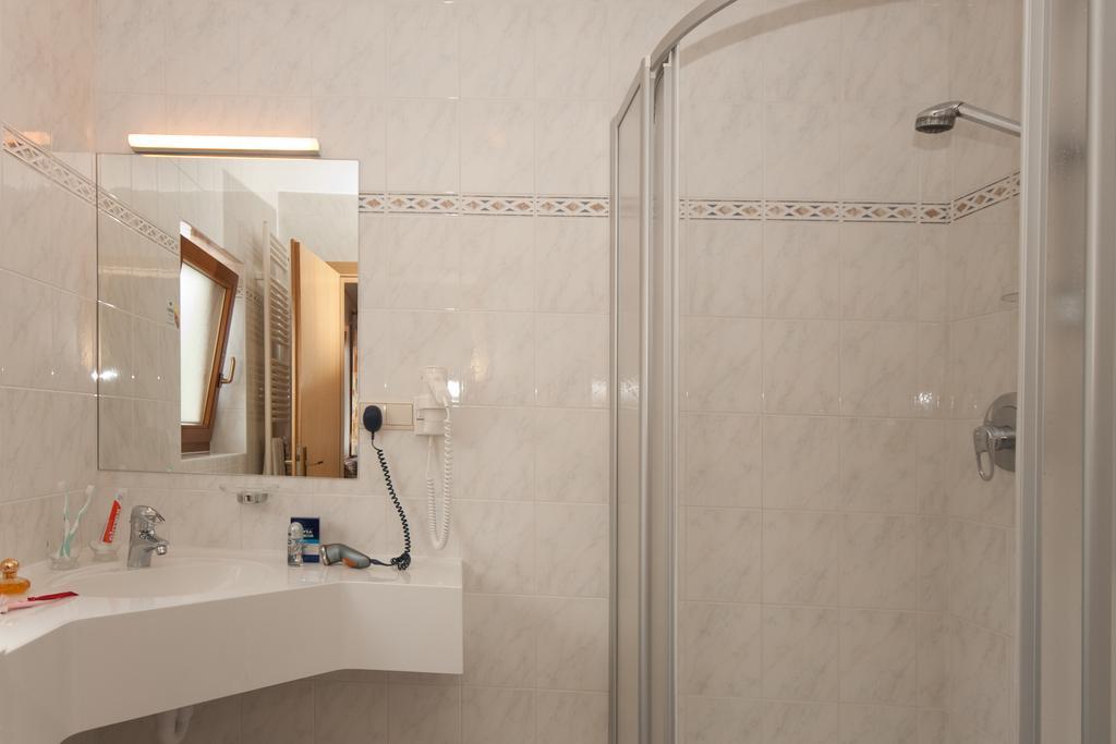 Hotel Viktoria Кастелрото Екстериор снимка